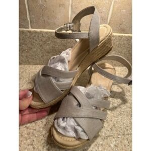 Lands’ End Canvas wedge sandal beige canvas Size 8